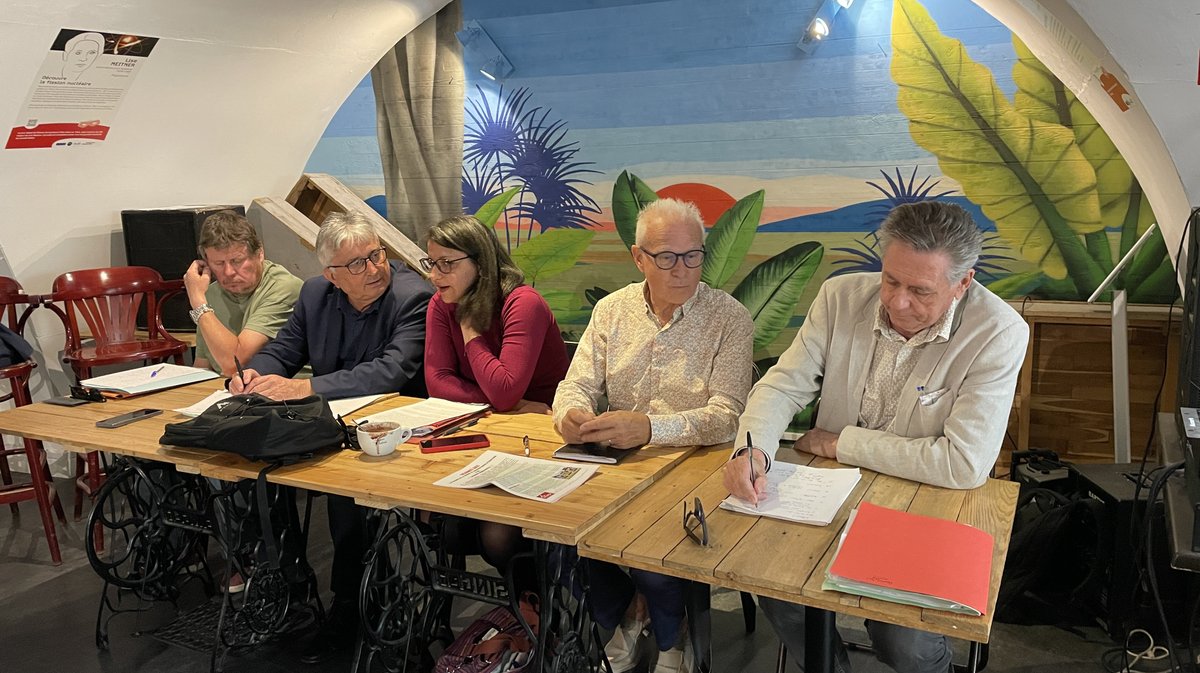 Samuel Pabion, Christian Bastid, Saliha Boussedra, Alain Nunez et Jean-Michel Suau pour la coopérative des élus communistes républicains et citoyens du Gard (Photo Anthony Maurin)