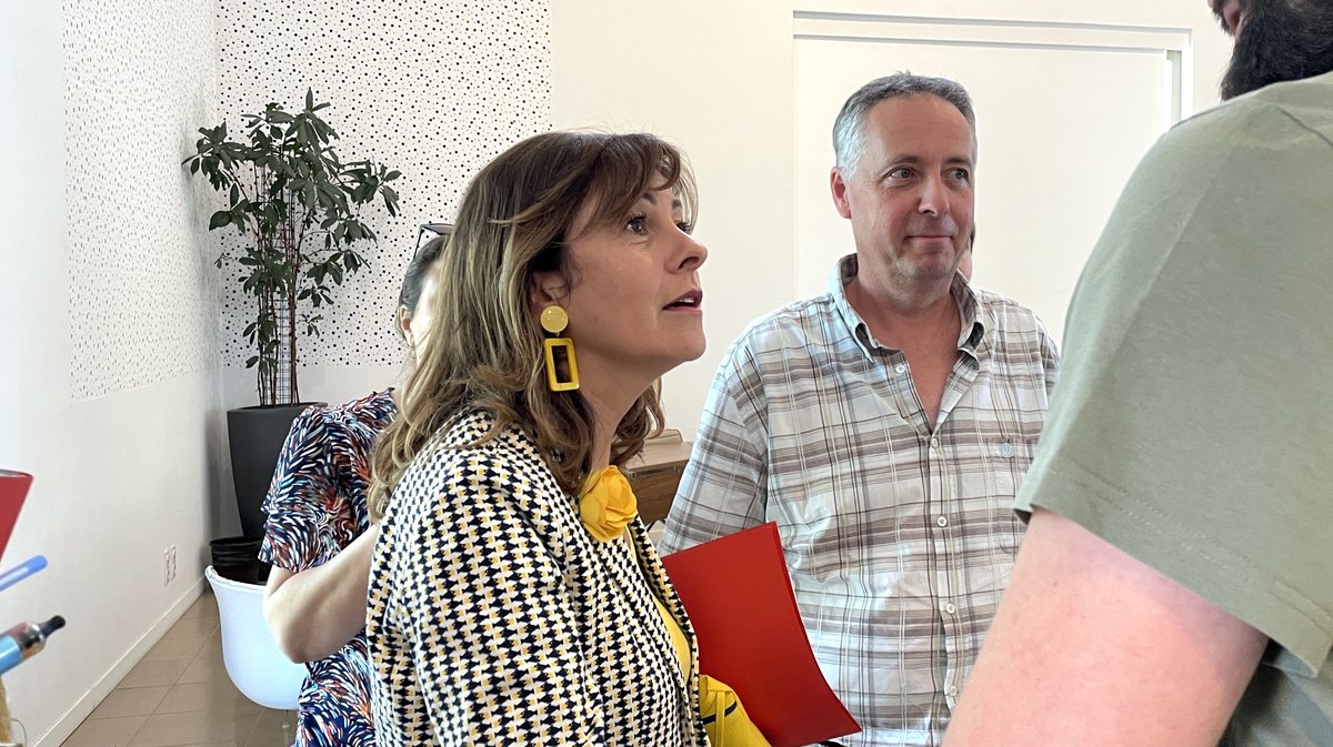 Carole Delga à Vergèze avec les syndicats de Perrier Nestlé et de la Verrerie du Languedoc sans oublier les élus du territoire (Photo Anthony Maurin)