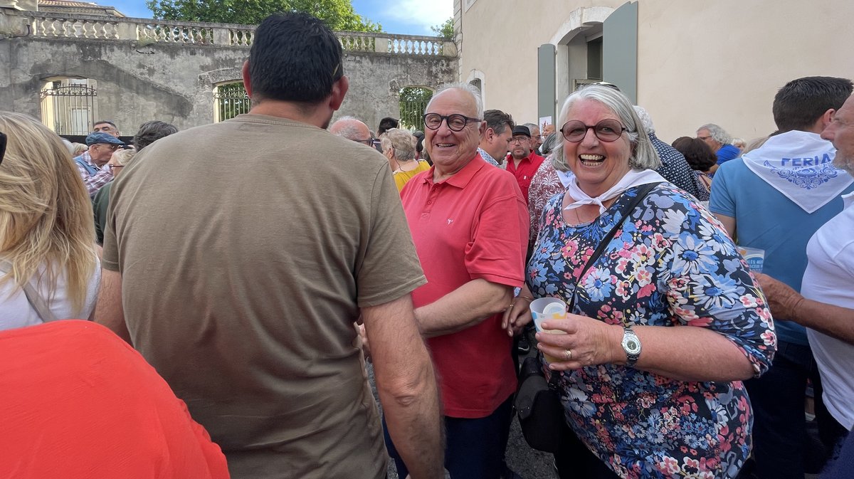 Sourires et verres à la main obligatoires pour le pot de lancement aux jardins de la mairie !
