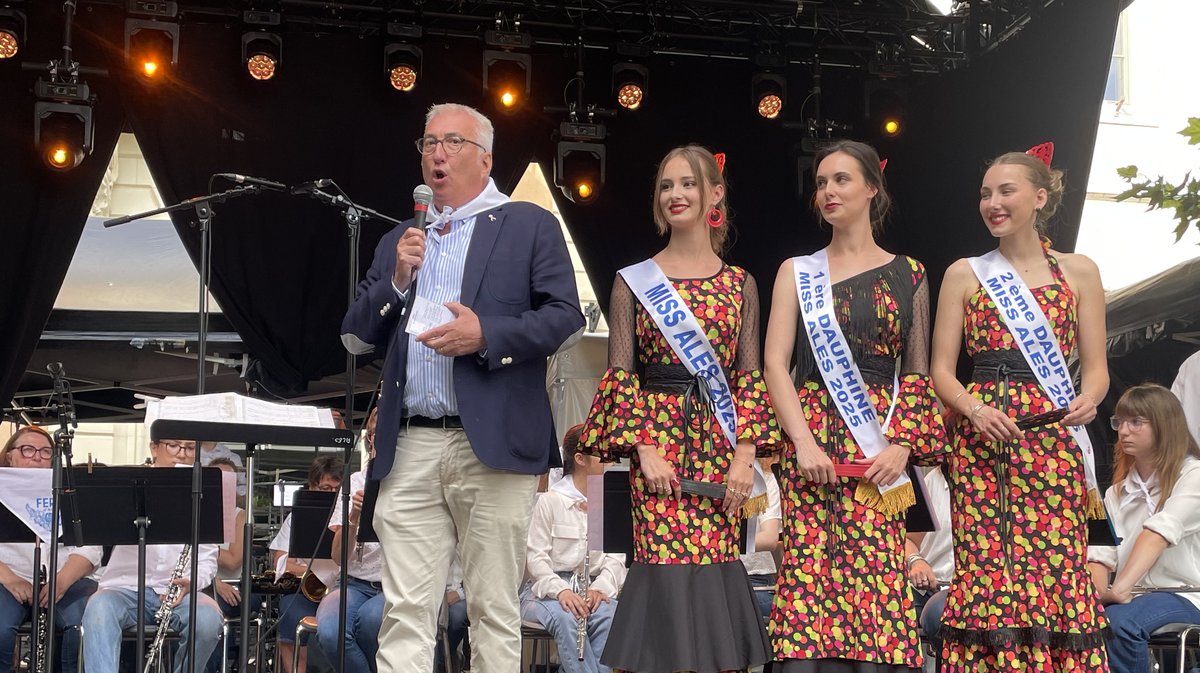 Christophe Rivenq avec Miss Alès et ses deux dauphines, entre l'orchestre du conservatoire Maurice André et le défilé d'inauguration