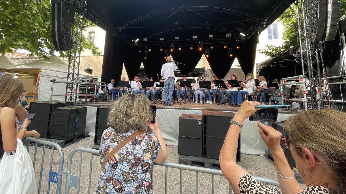 L'orchestre du conservatoire Maurice André a joué devant l'hôtel de ville pendant environ une heure