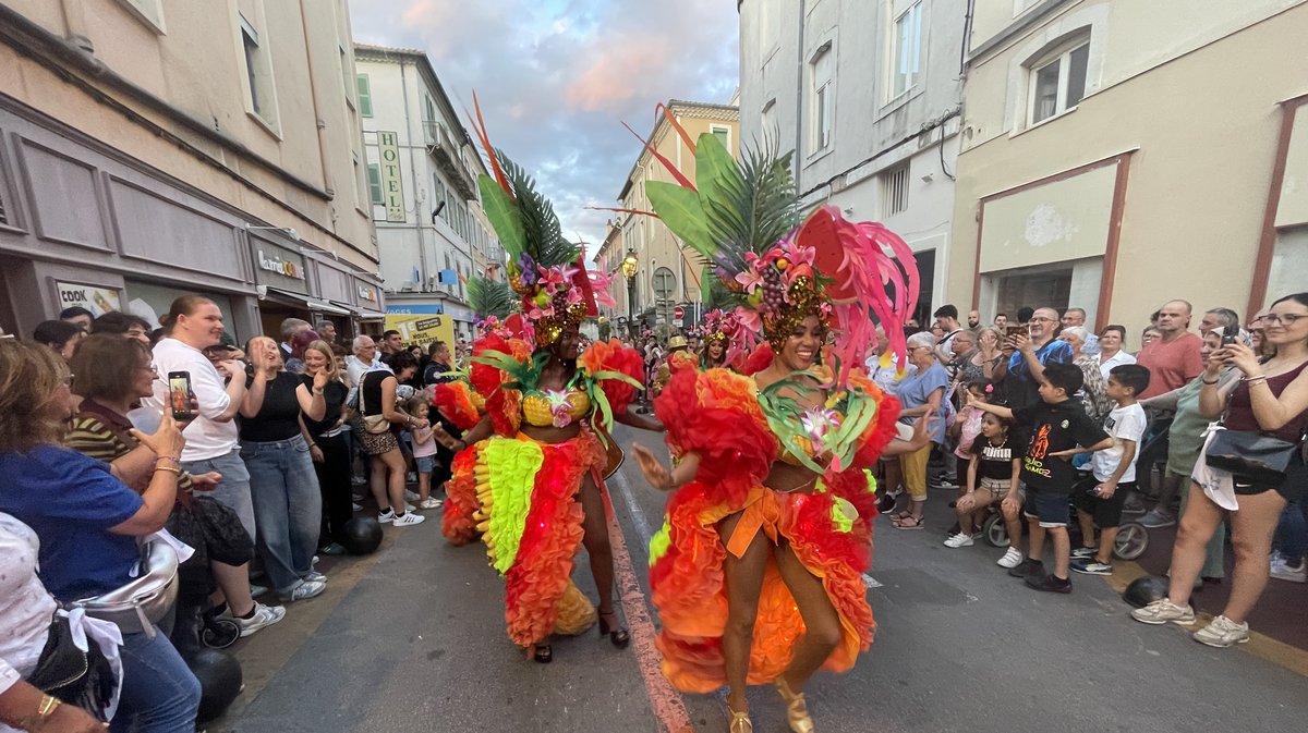 Les danseuses brésiliennes d'Exotica Danse au milieu de la pégoulade de la feria d"Alès 2025