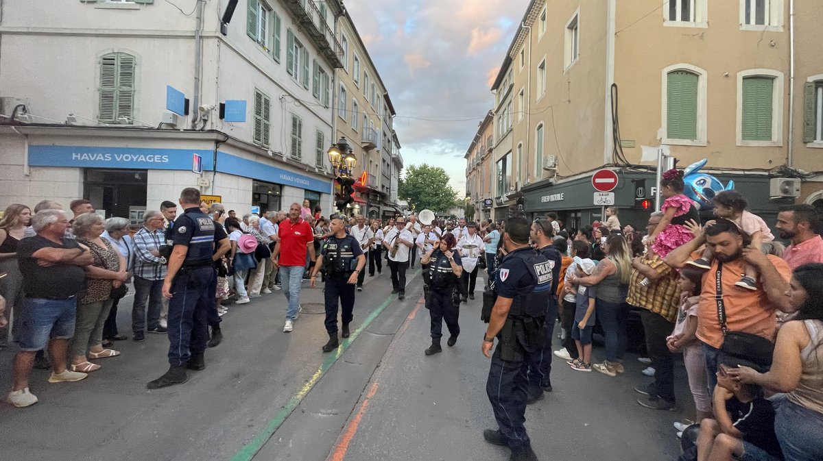 Les policiers ont mené le cortège pour assurer sa sécurité et celle des spectateurs