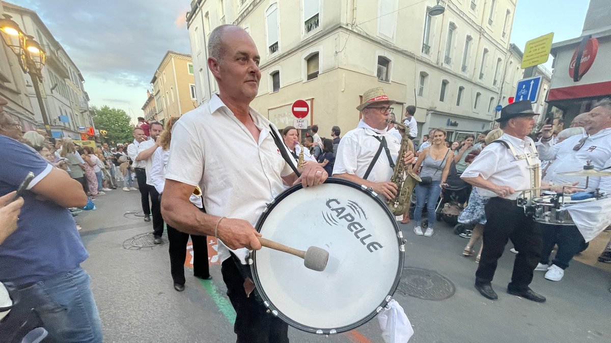 La peña Ricard, en tête de cortège de la pégoulade de la feria d'Alès 2025