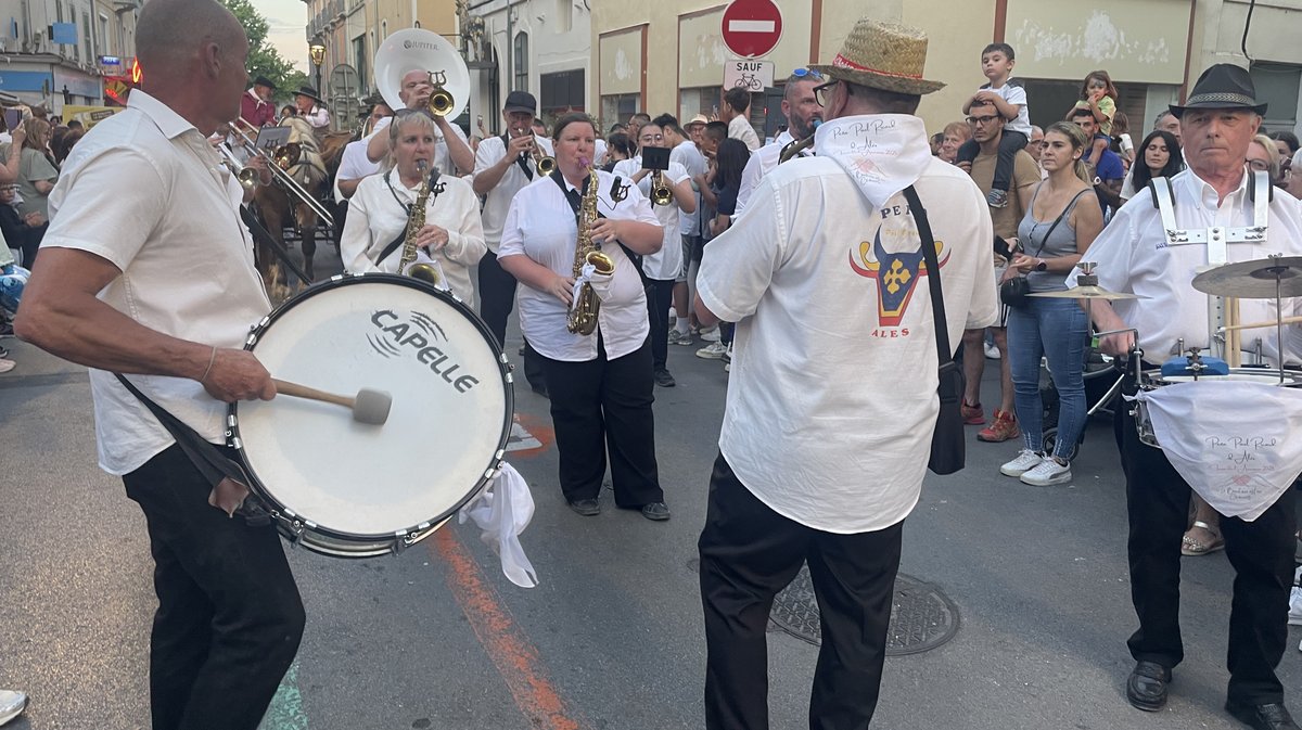 La peña Ricard, en tête de cortège de la pégoulade de la feria d'Alès 2025