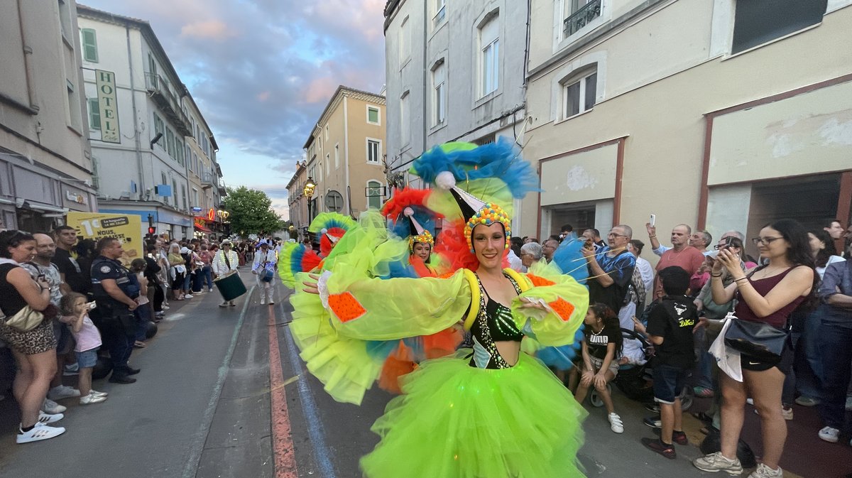 Les danseuses brésiliennes d'Exotica Danse au milieu de la pégoulade de la feria d"Alès 2025