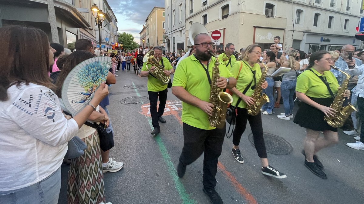 La peña Estrambord au milieu de la pégoulade de la feria d"Alès 2025