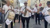 La peña Ricard, en tête de cortège de la pégoulade de la feria d'Alès 2025