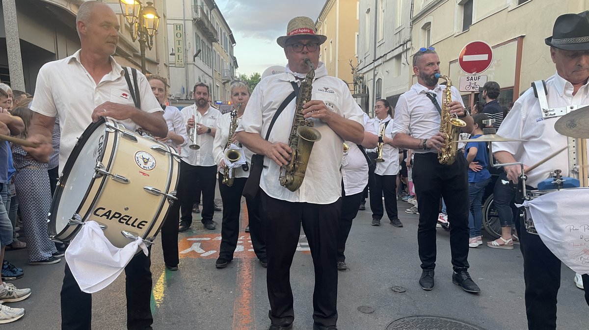 La peña Ricard, en tête de cortège de la pégoulade de la feria d'Alès 2025