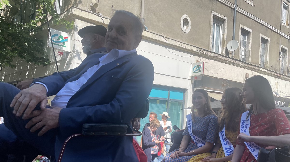 Max Roustan avec Miss Alès et ses deux dauphines en tête de cortège pour rejoindre l'avenue Carnot.