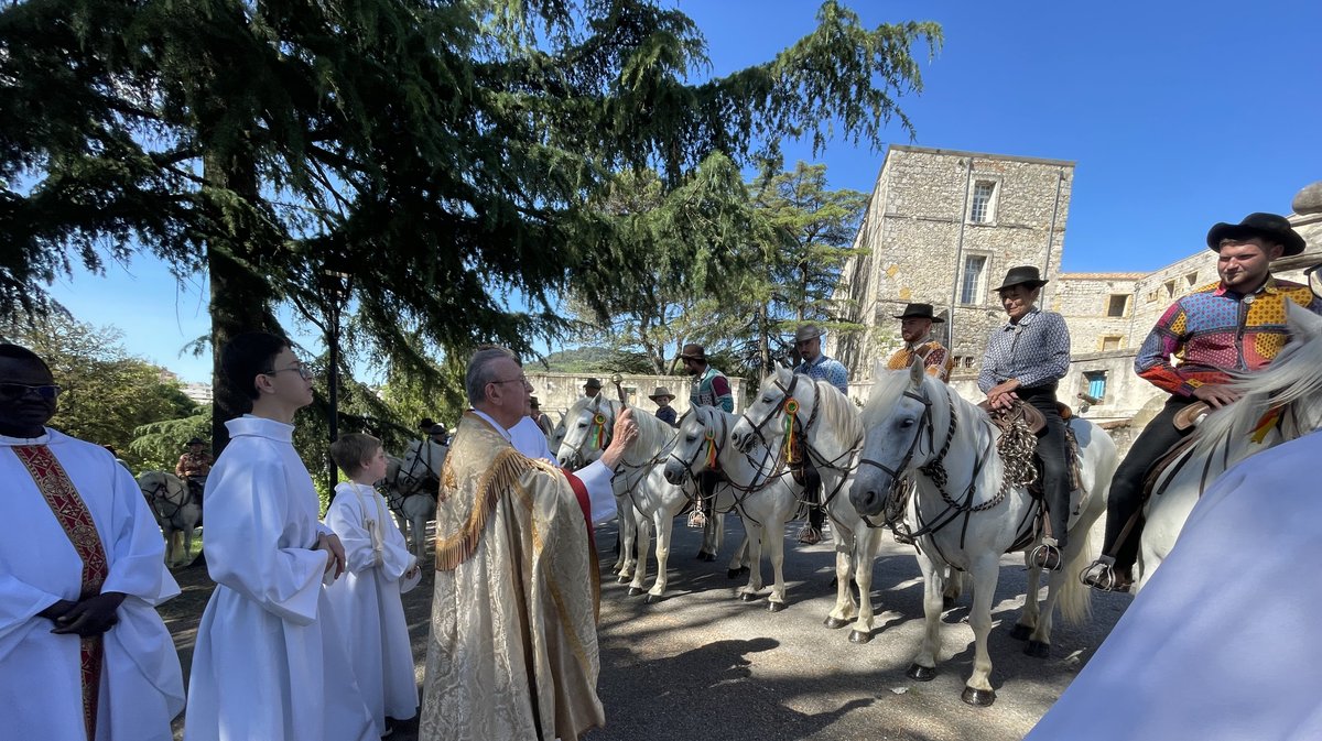 Bénédiction des chevaux du concours d'abrivados de la Feria d'Ales 2025