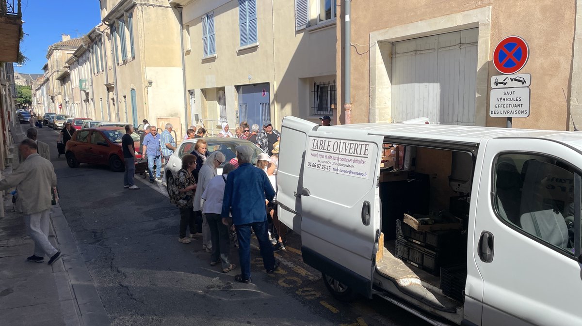 Distribution alimentaire de l'association Table ouverte à Nîmes (Photo Anthony Maurin)