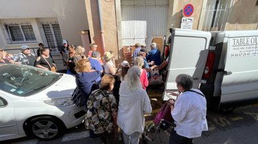 Distribution alimentaire de l'association Table ouverte à Nîmes (Photo Anthony Maurin)
