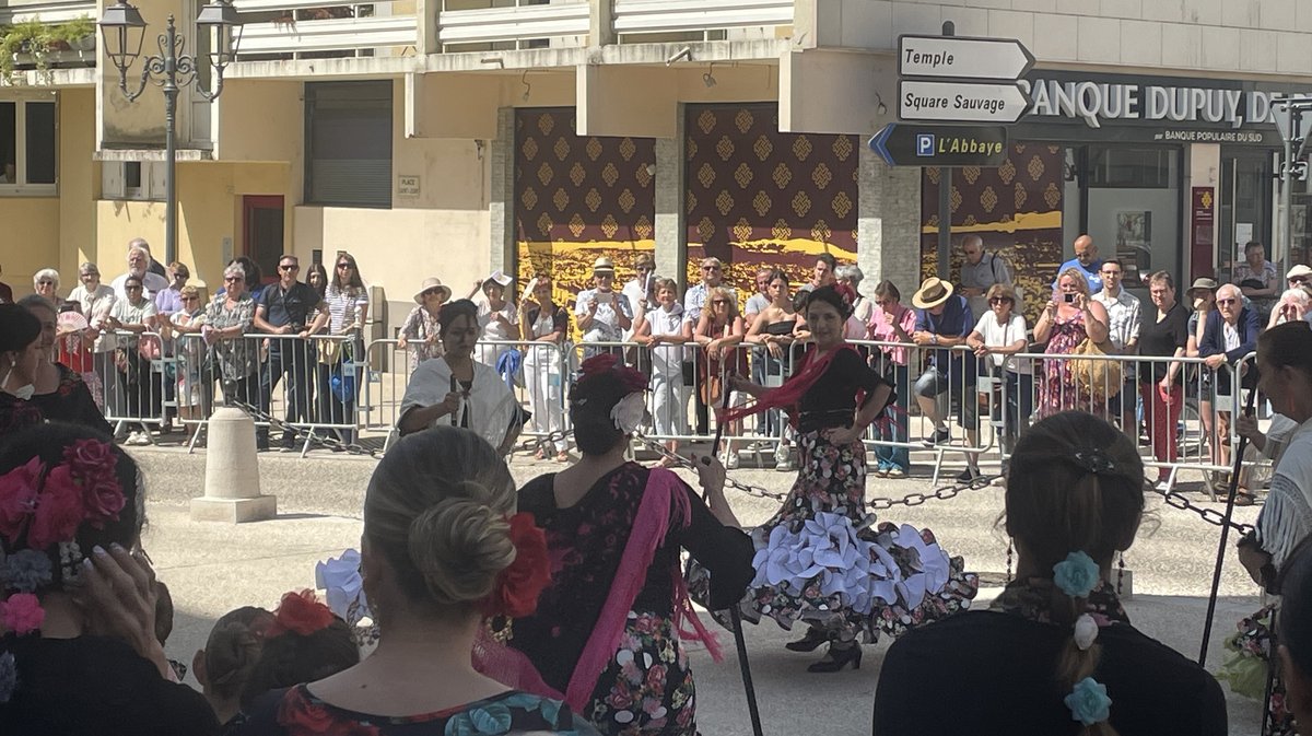 Les danseuses ont assuré le show sur le parvis de la cathédrale