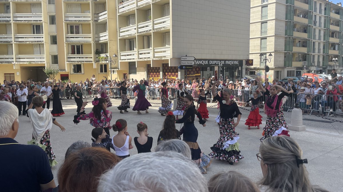 Les danseuses ont assuré le show sur le parvis de la cathédrale
