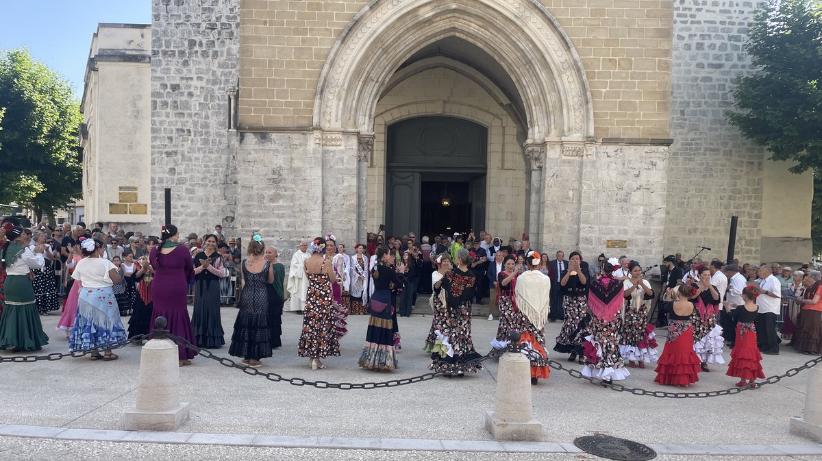 Les danseuses ont assuré le show sur le parvis de la cathédrale