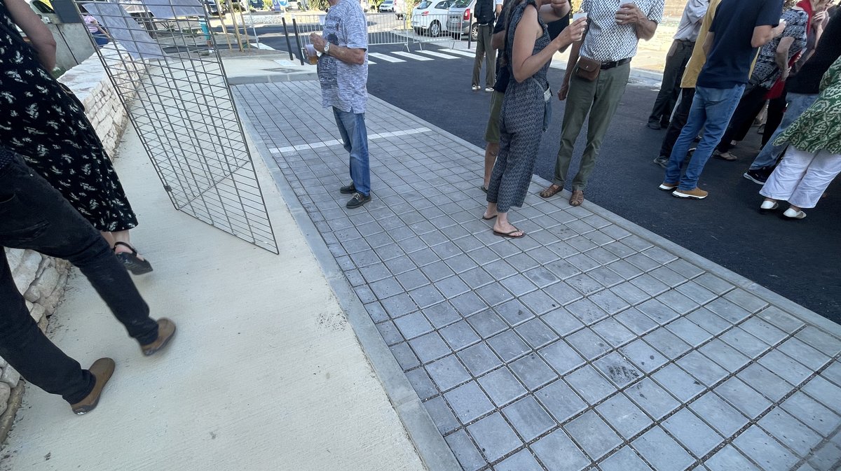 Les places de parking installées sont dotées de pavé drainants