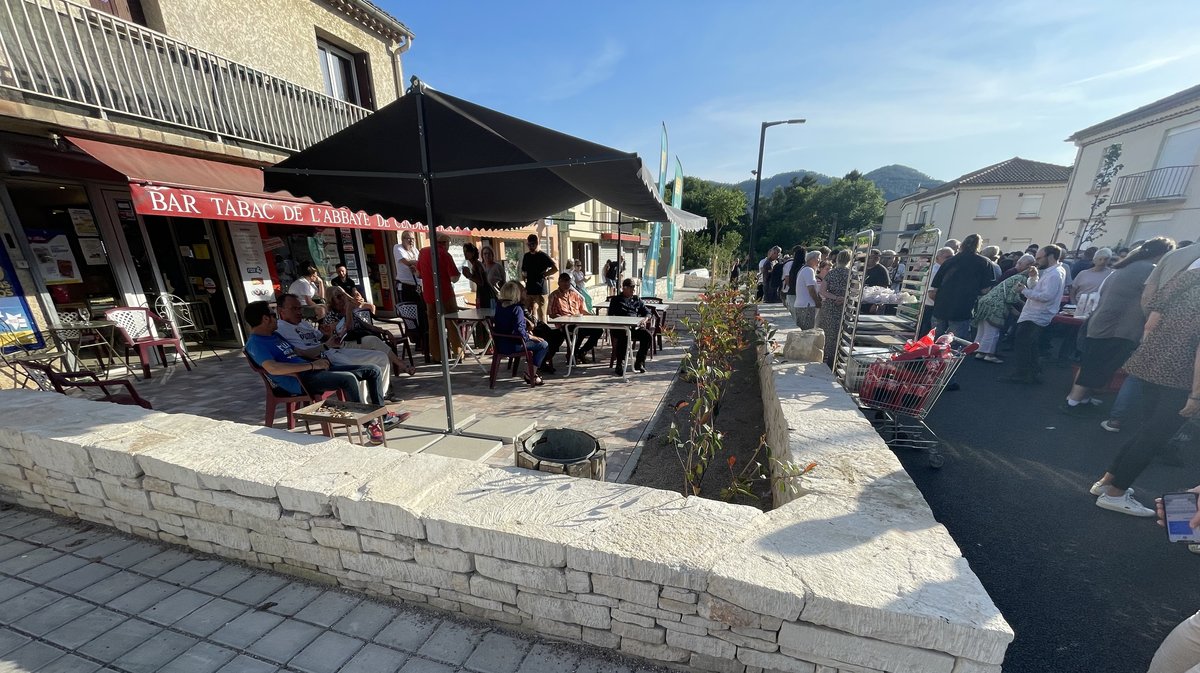 Des pierres blanches longent la rue Vincent-Faïta