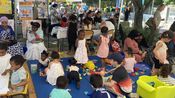 Les enfants s'amusent ensemble.