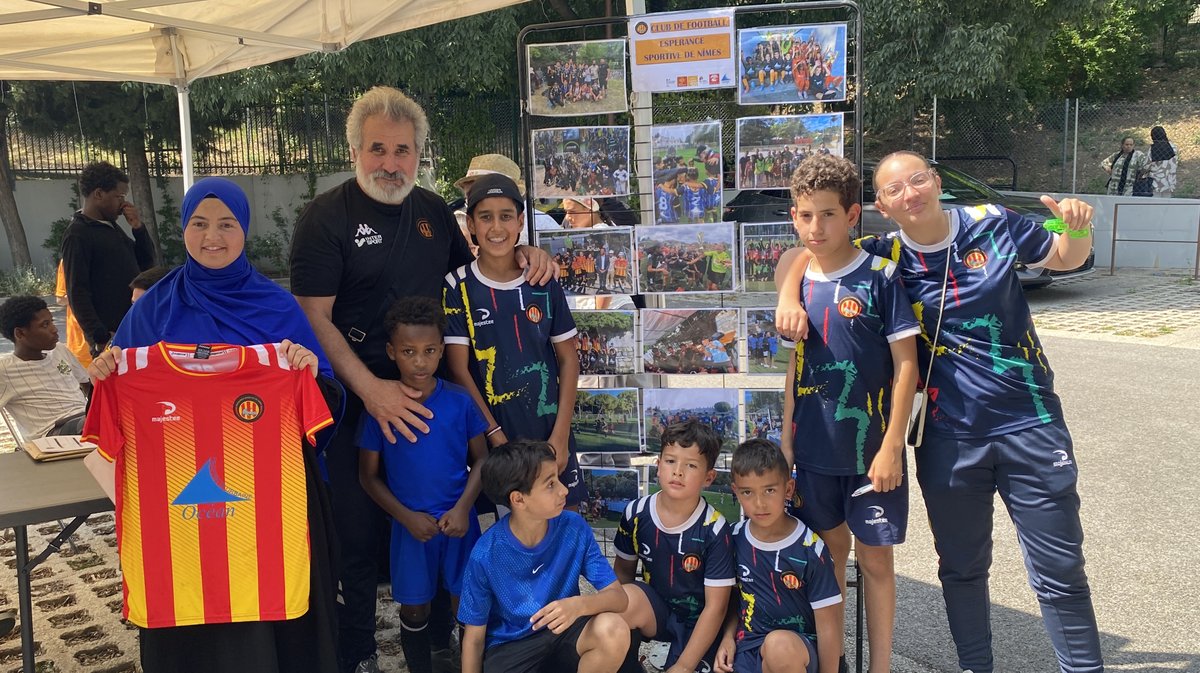 Des joueurs du club de football mixte Espérance Sportive de Nîmes.