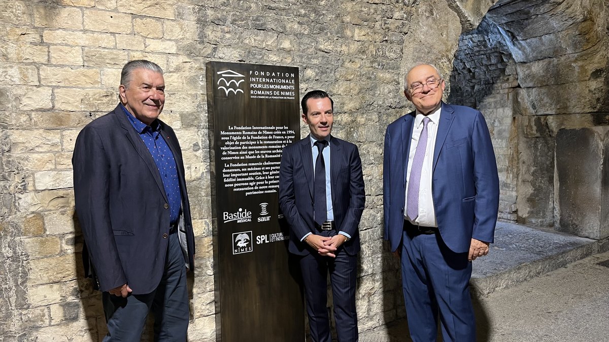 Dévoilement de plaque en l'honneur des mécènes qui ont participé à la rénovation et la sauvegarde du patrimoine de Nîmes