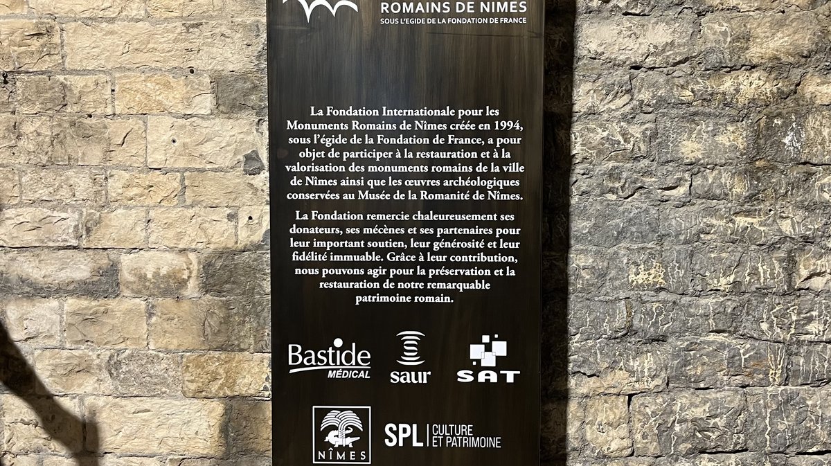 Plaque en l'honneur des donateurs, mécènes et partenaires de la Fondation internationale pour les monuments romains de Nîmes