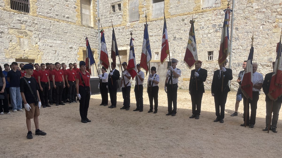 Remise de drapeaux au collège Denis Diderot et au lycée professionnel privé Pasteur par le Souvenir Français