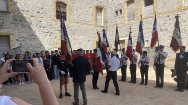 Remise de drapeaux au collège Denis Diderot et au lycée professionnel privé Pasteur par le Souvenir Français