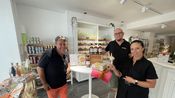 Philippe et Sylvie Dura, gérants de la Nougaterie des Fumades et Antoine Restencourt, producteur du whisky des Cévennes