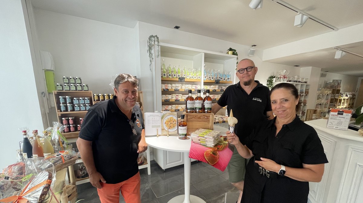 Philippe et Sylvie Dura, gérants de la Nougaterie des Fumades et Antoine Restencourt, producteur du whisky des Cévennes