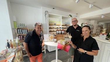 Philippe et Sylvie Dura, gérants de la Nougaterie des Fumades et Antoine Restencourt, producteur du whisky des Cévennes