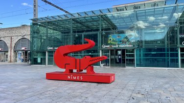 Crocodile de Nîmes devant la Gare SNCF