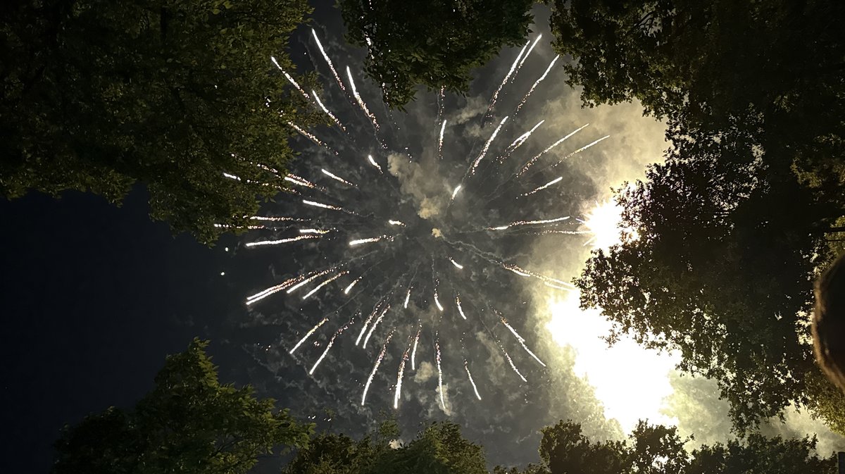 Feu d'artifice Nîmes 14 juillet 2025