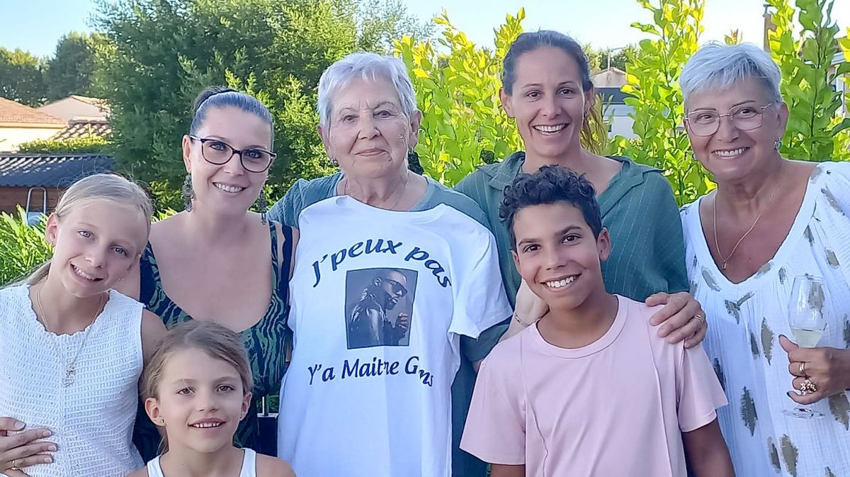 Lily et quatre générations de sa famille, prêts pour le concert de Gims dans les arènes.