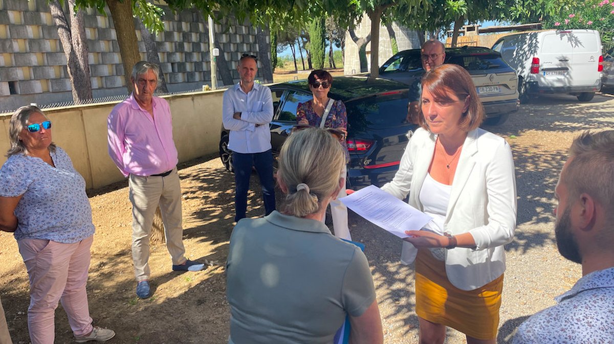 Magali Saumade remet les doléances des agriculteurs à Claire Fita