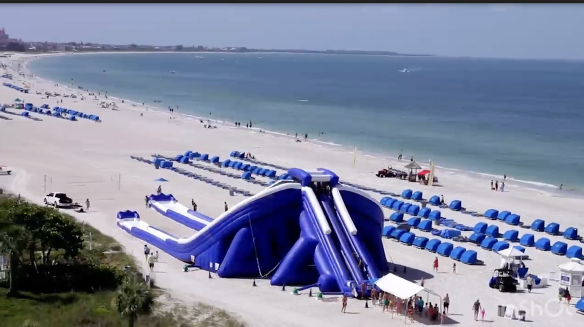 La Mega Slade XXL est passé par Long Island, à New York, et Wave Island, à Monteux