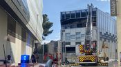 Le plafond du Palais des Congrès en feu.