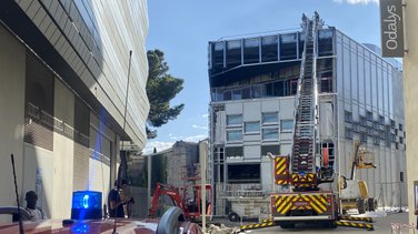 Le plafond du Palais des Congrès en feu.