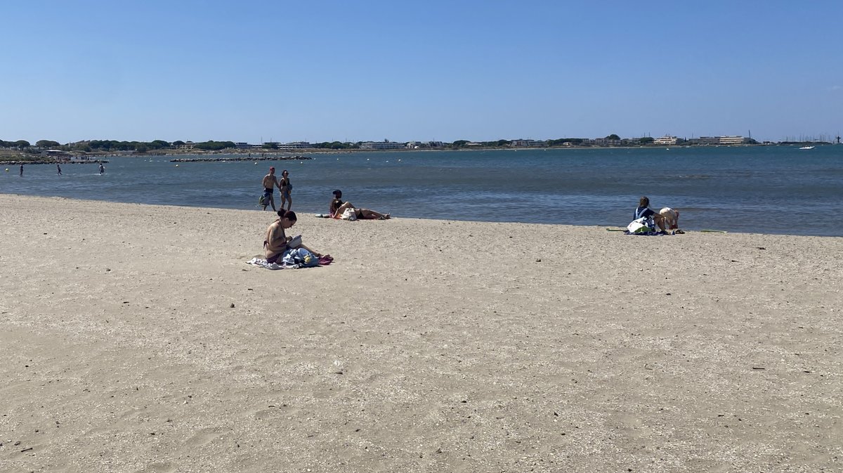 La plage du Grau-du-Roi déserte.
