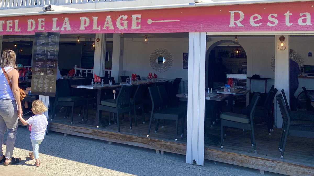 Peu de clients au restaurant Hôtel de la Plage.