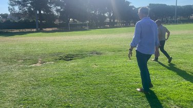 Ce matin sur le stade municipal de Caissargues, le maire Olivier Fabregoul et son premier adjoint Éric Fabre
