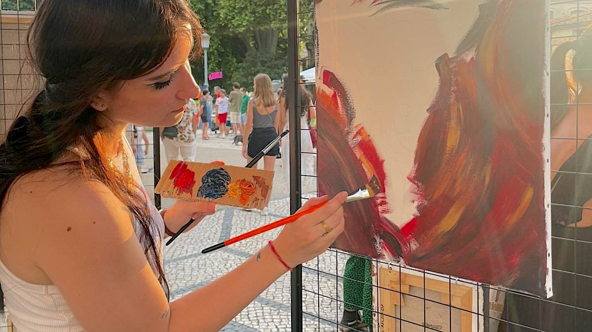 Ilona Paris, ici aux Jeudis de Nîmes, en train de peindre au Square Antonin (Photo collection IP)