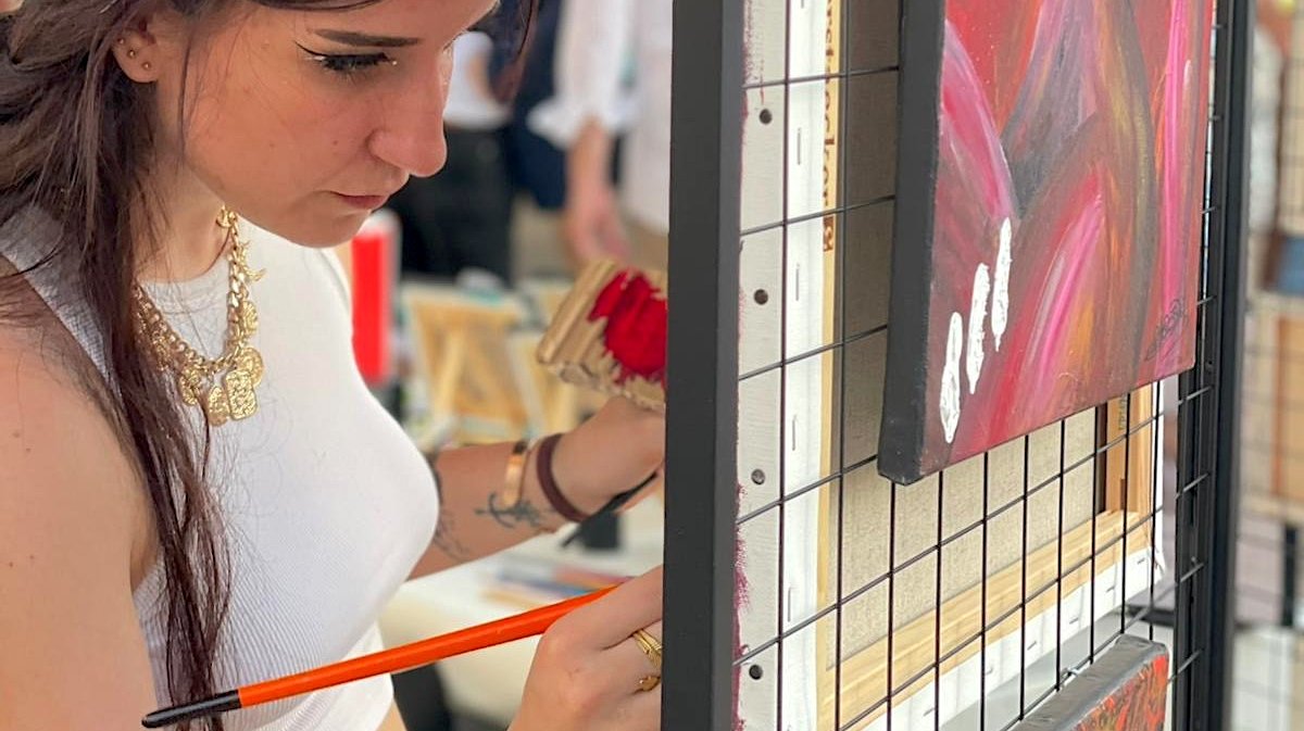 Ilona Paris, ici aux Jeudis de Nîmes, en train de peindre au Square Antonin (Photo collection IP)