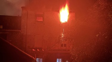 Un important incendie dans une habitation.
