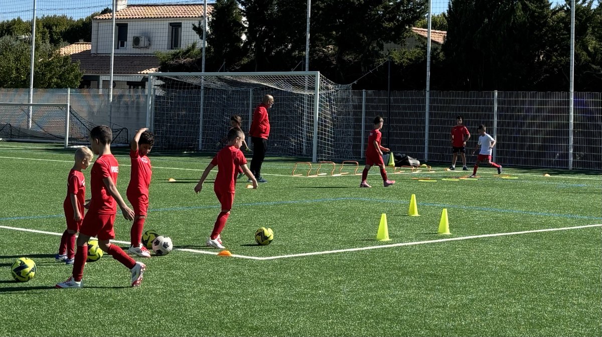 Les jeunes footballeurs du RCG s'entraînent sur leur nouveau terrain.