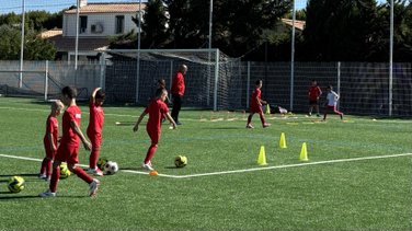 Les jeunes footballeurs du RCG s'entraînent sur leur nouveau terrain.