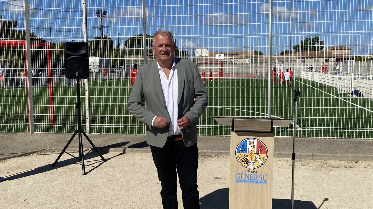 Frédéric Touzellier, maire de Générac, devant le nouveau City-stade.