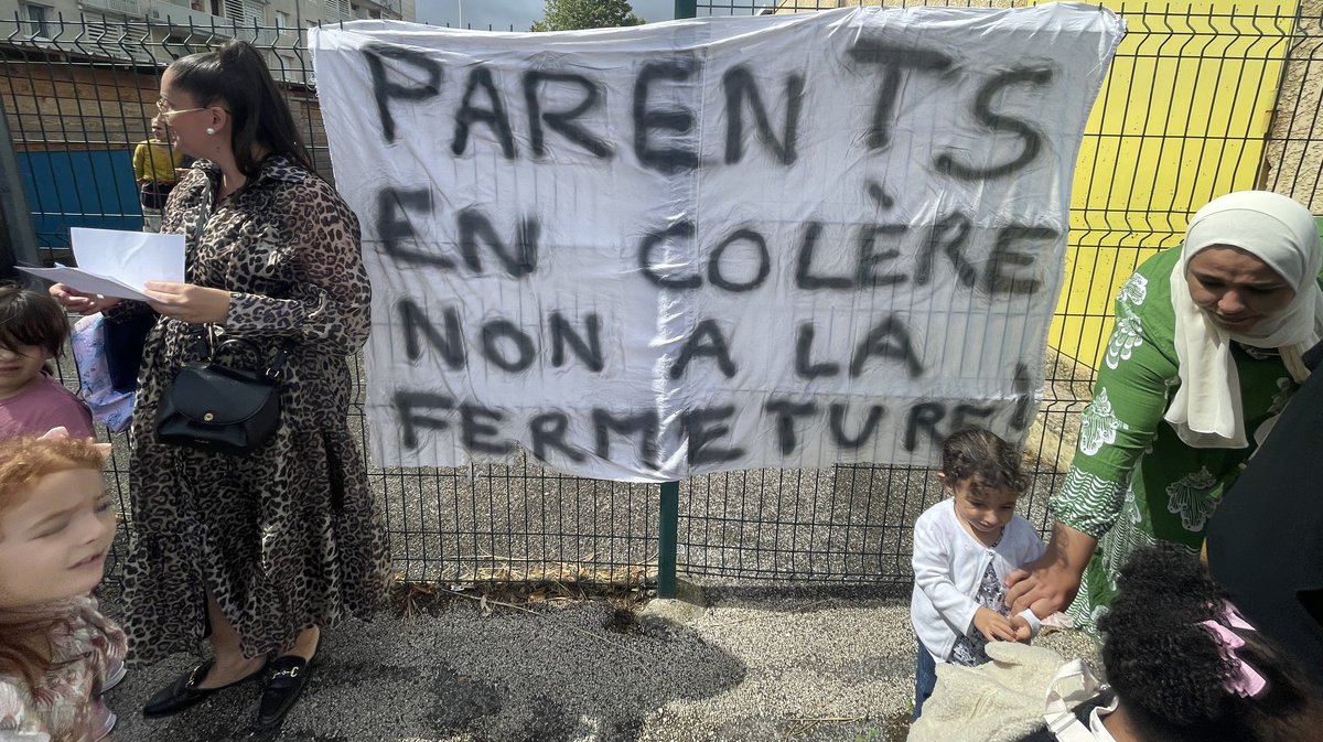 Protestation contre une potentielle fermeture de classe à l'école Paul Langevin d'Alès