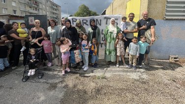 Les parents et élèves mobilisés devant l'école Paul Langevin
