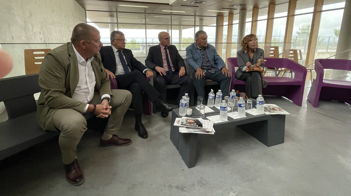 Jean-Marc Campello, Franck Proust, Christophe Mauny (DASEN du Gard), Jean-Paul Fournier et Véronique Gardeur-Bancel, ce lundi dans l’école Jean-D ’Ormesson.